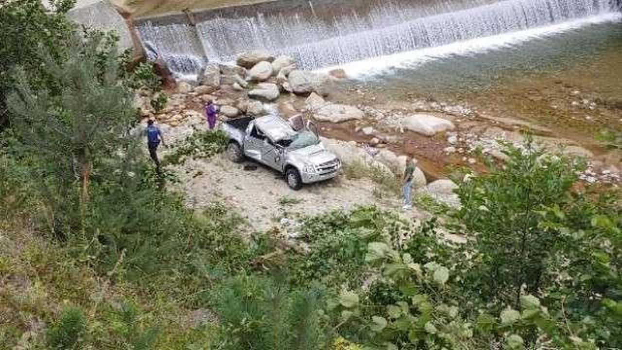 Rize'de dereye uçan kamyonetteki babaanne öldü, torunu yaralandı