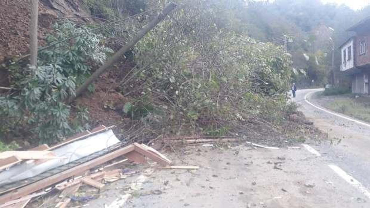 Rize'de heyelan: Yolcu durağı toprak altında kaldı