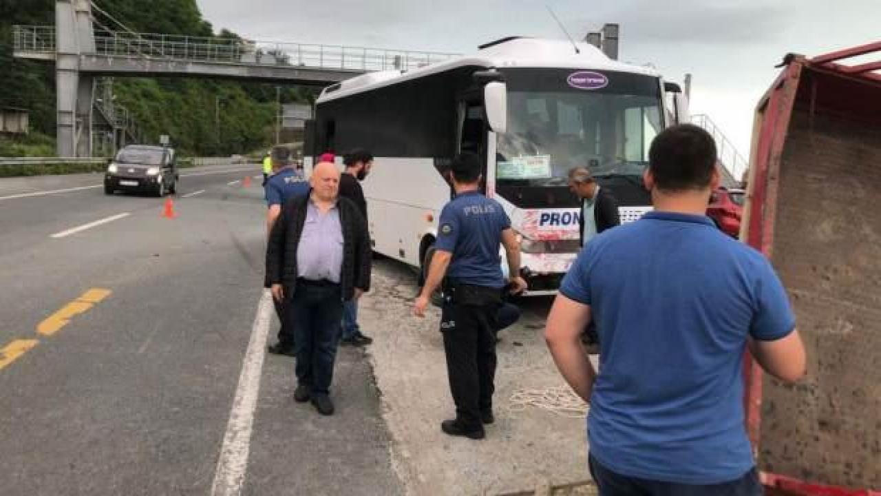 Rize'de tur otobüsü kamyonete çarptı: 1 ağır yaralı