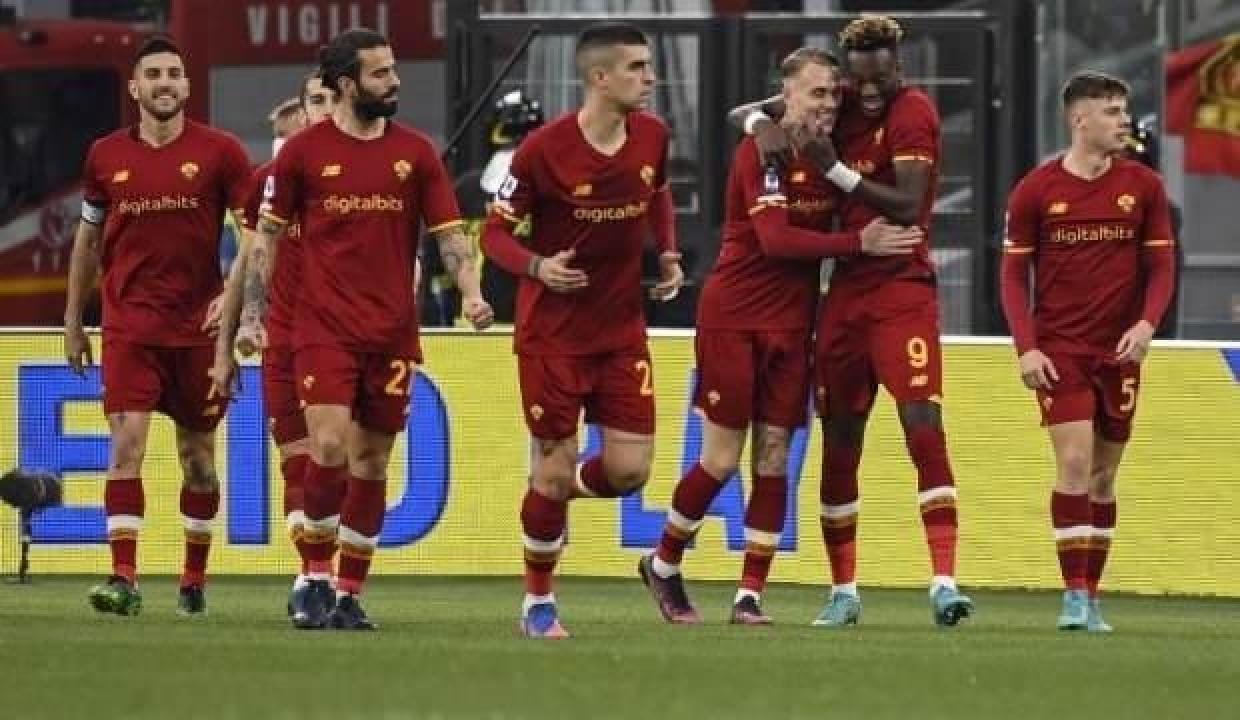 Roma derbide Lazio'yu dağıttı!