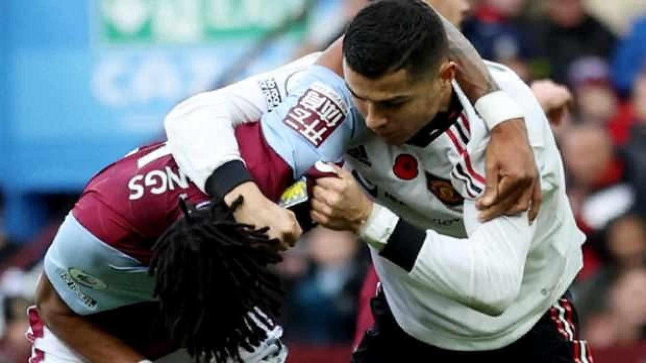 Ronaldo bir anlığına kontrolünü kaybetti! 1,96'lık Tyron Mings kendini yerde buldu: 'Çok kötü düştü'