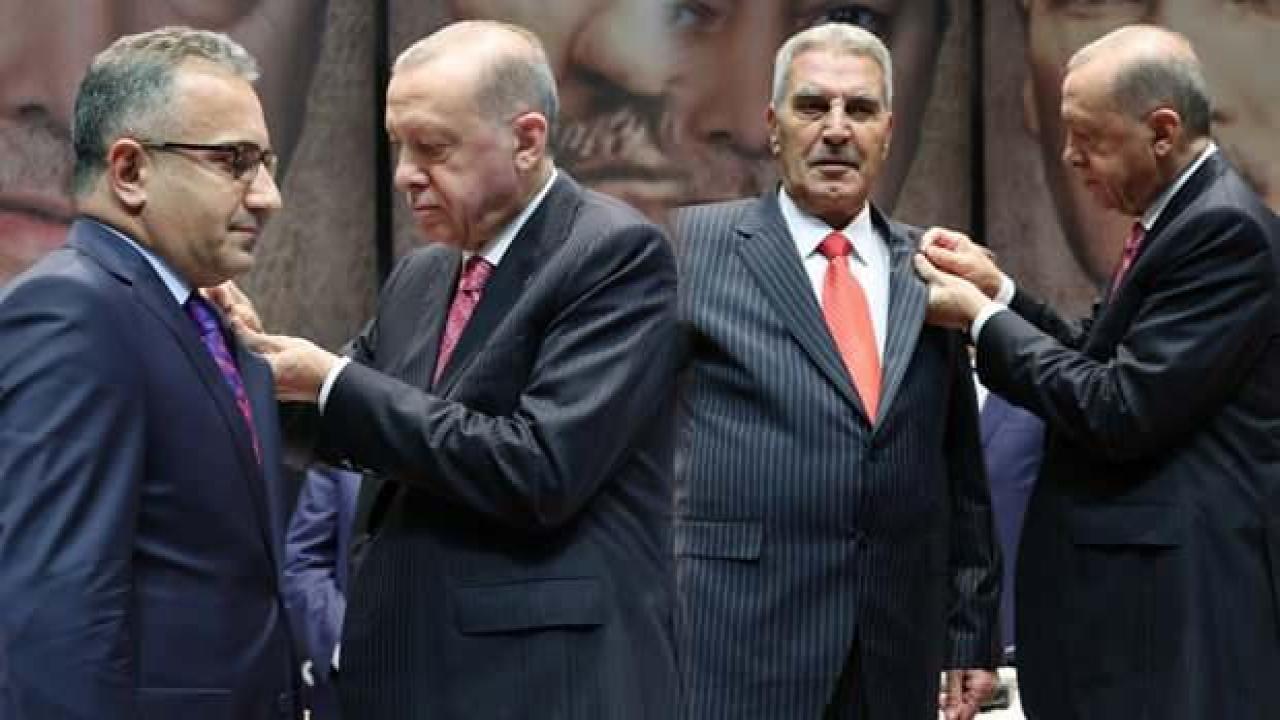 Rozetlerini Erdoğan taktı: CHP ve Saadet Partisi'nden ayrılıp AK Parti'ye katıldılar