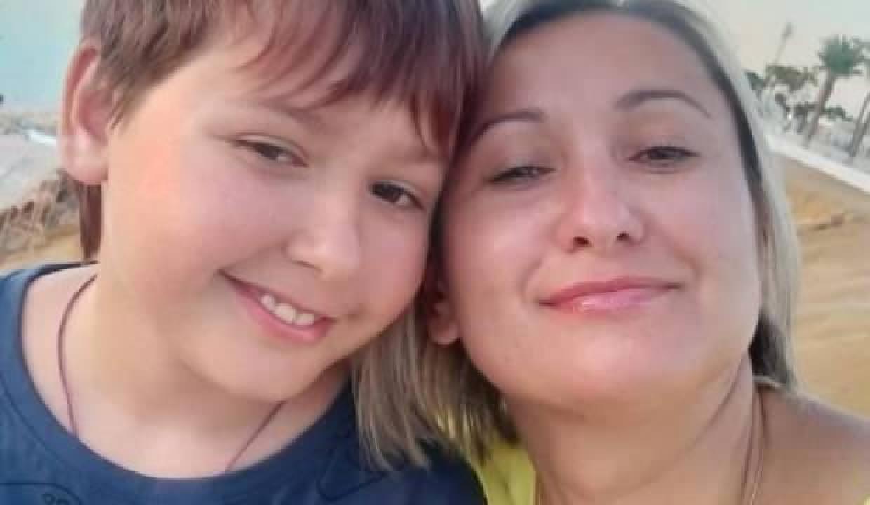 Rus bombardımanında ölen Ukraynalı anne ve oğul yaşadıkları sitenin bahçesine gömüldü