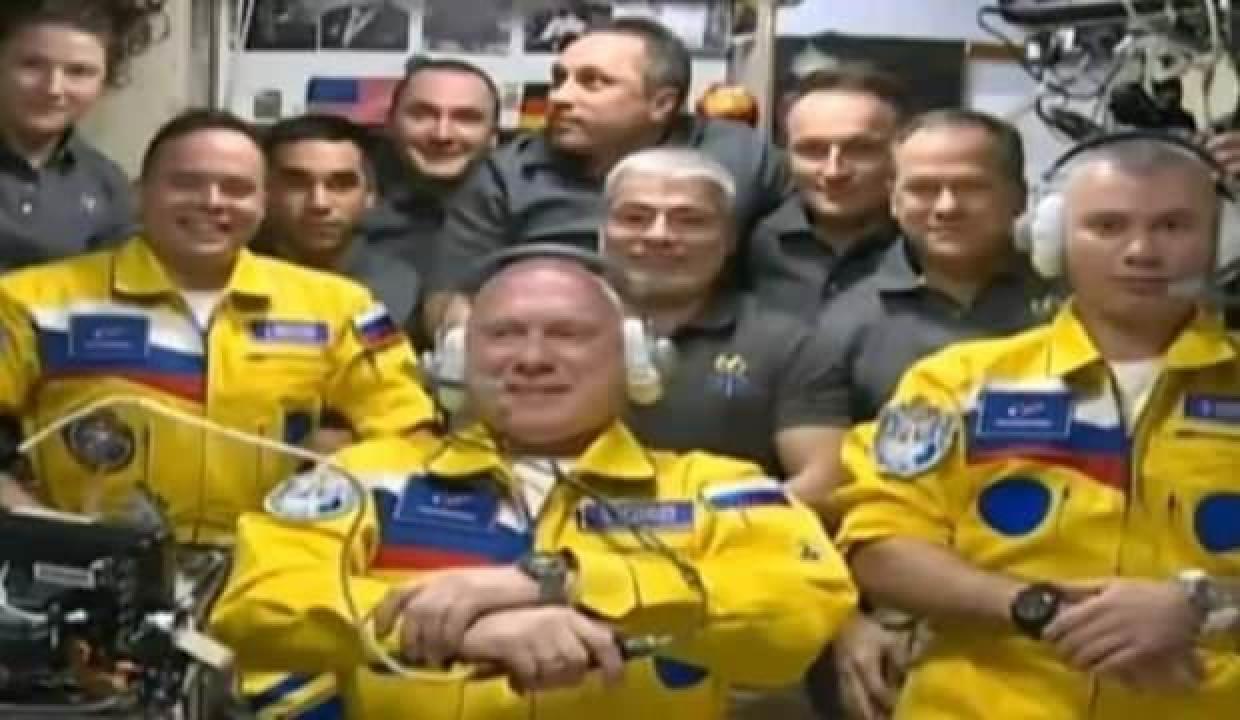 Rus kozmonotların Ukrayna bayrağı kıyafetleri olay oldu