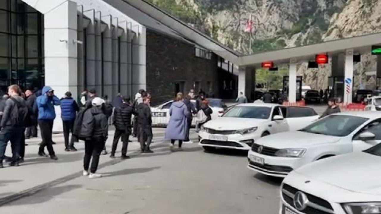 Rusya-Gürcistan sınır kapısında 14 kilometrelik araç kuyruğu
