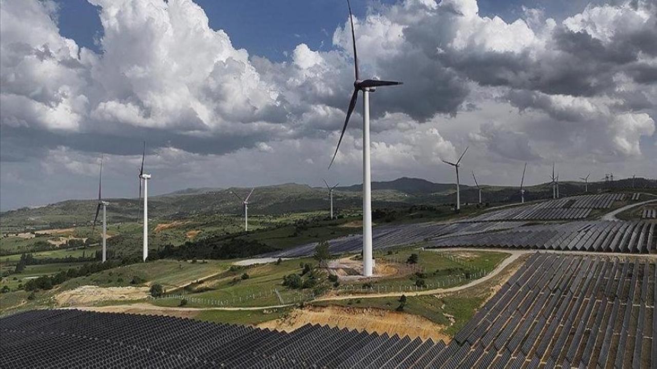 Rüzgar ve güneşten elektrik üretiminde kurulu güç 30 bin megavatı geçti