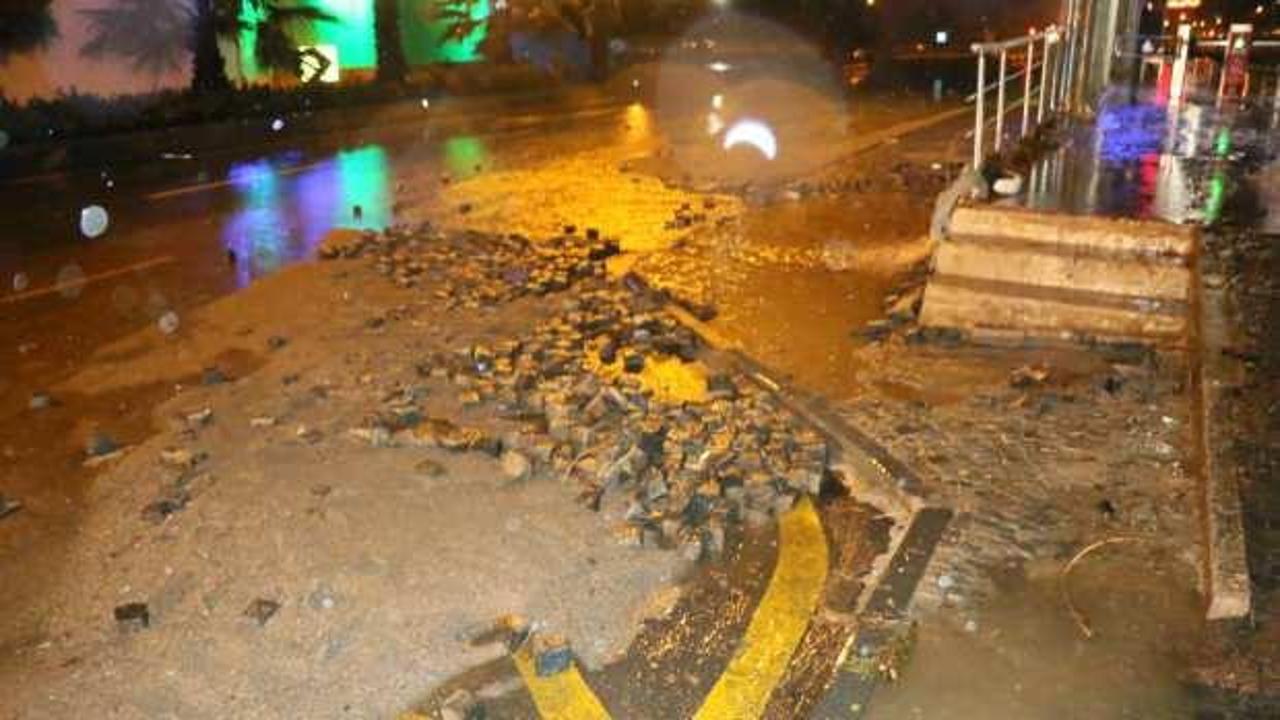 Sağanak yağış Samsun'u vurdu! Cadde ve sokaklar göle döndü
