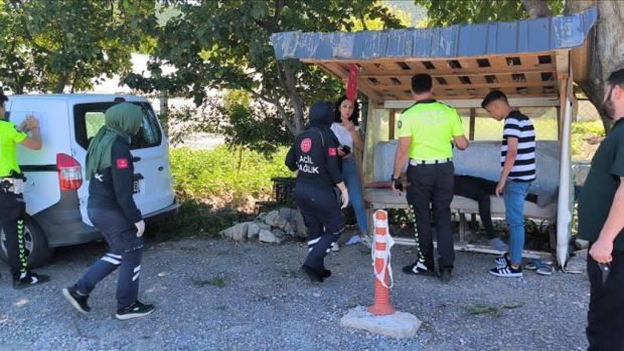 Sahipsiz köpeklerden kaçarken devrilen motosikletteki 2 kişi yaralandı