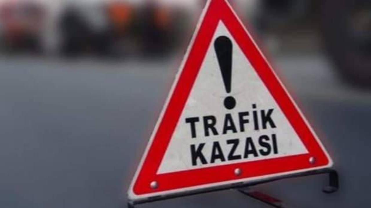Sakarya'da hafif ticari araç minibüse çarptı, 5 kişi yaralandı