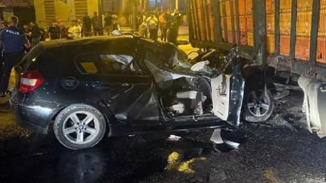 Sakarya'da otomobil, kamyona çarptı: 1 ölü, 1 yaralı