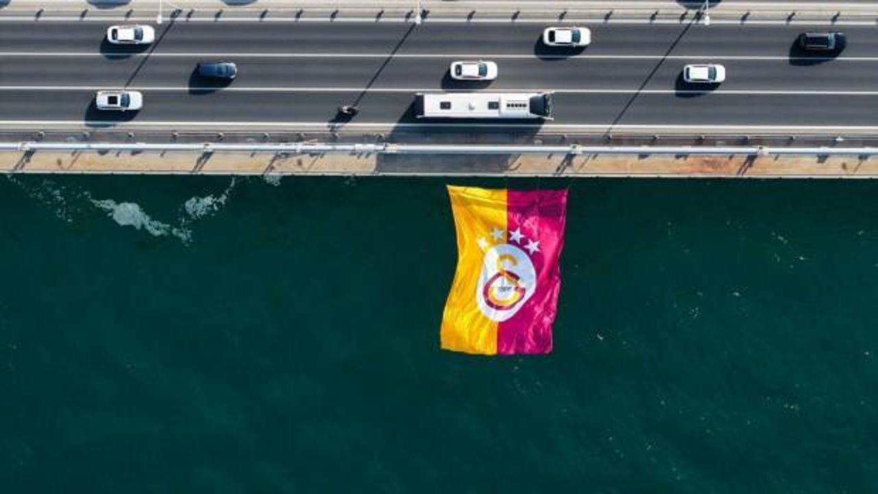 Şampiyon Galatasaray’ın bayrağı İstanbul Boğazı’nda dalgalandı