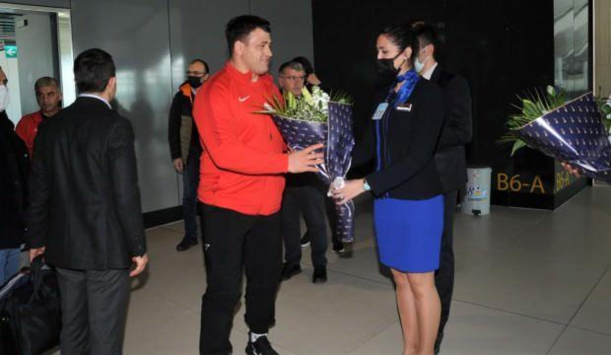 Şampiyon güreşçiler yurda döndü