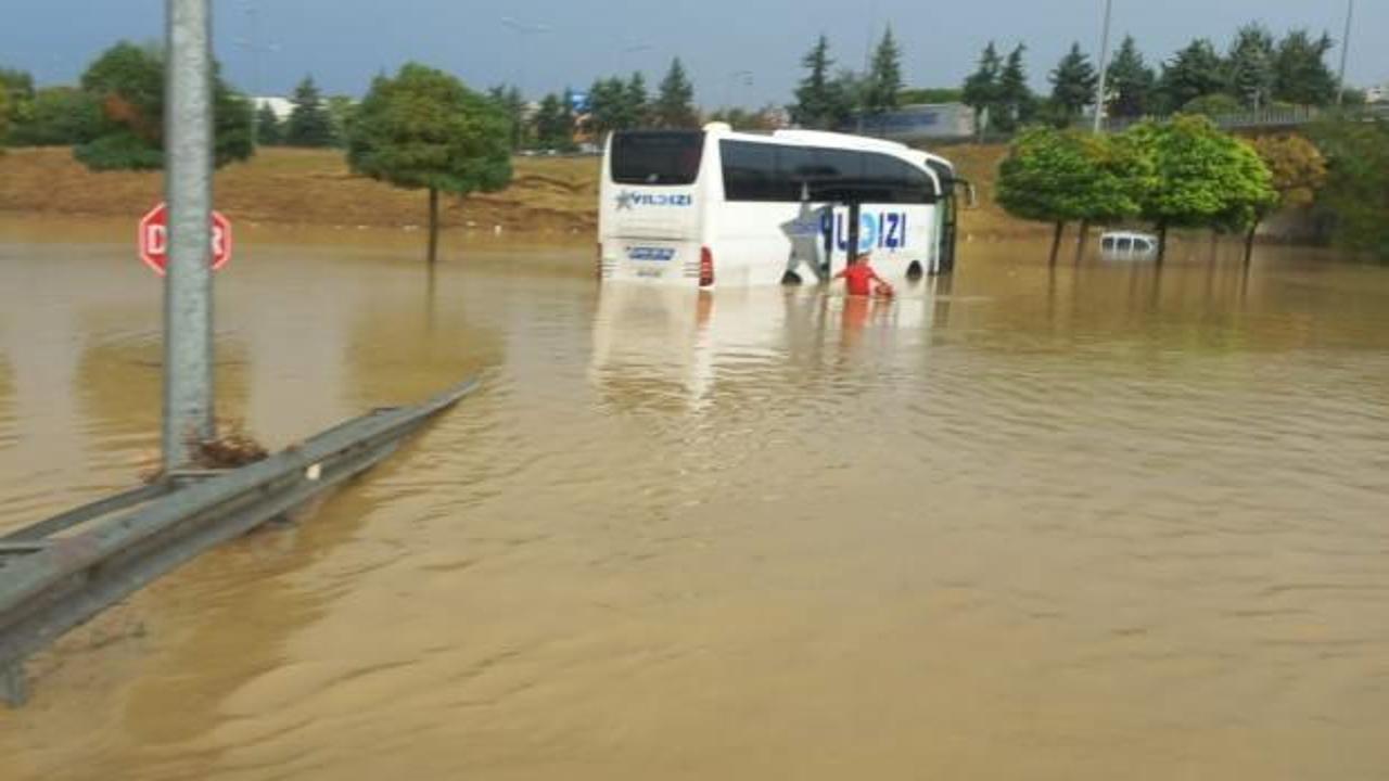 Samsun'daki selde otobüste mahsur kalan 17 kişi kurtarıldı