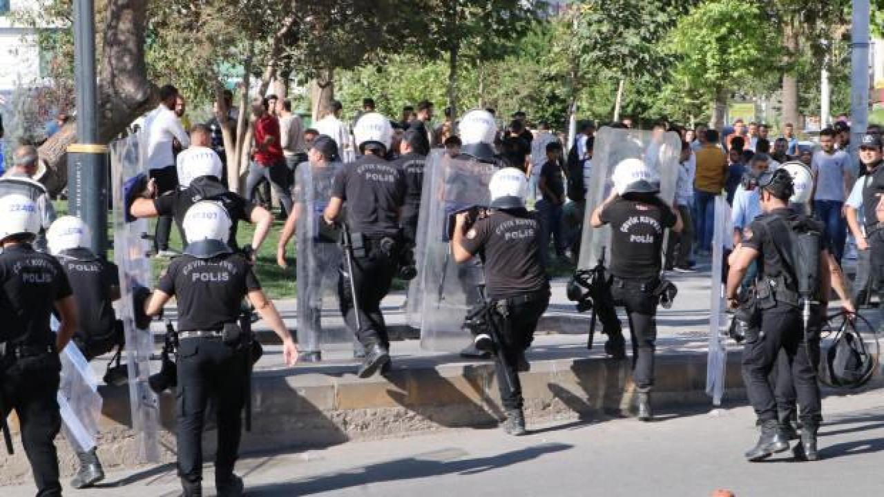 Şanlıurfa’da, Öcalan lehine slogan atan 5 kişiye gözaltı