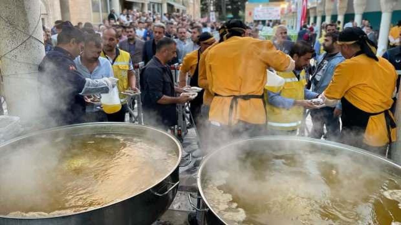 Şanlıurfa'da şafak vakti 10 bin kişiye tirit ikramı