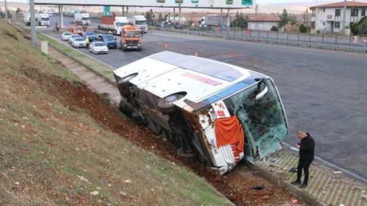 Şanlıurfa'da TIR, yolcu otobüsüne çarptı: 10 yaralı