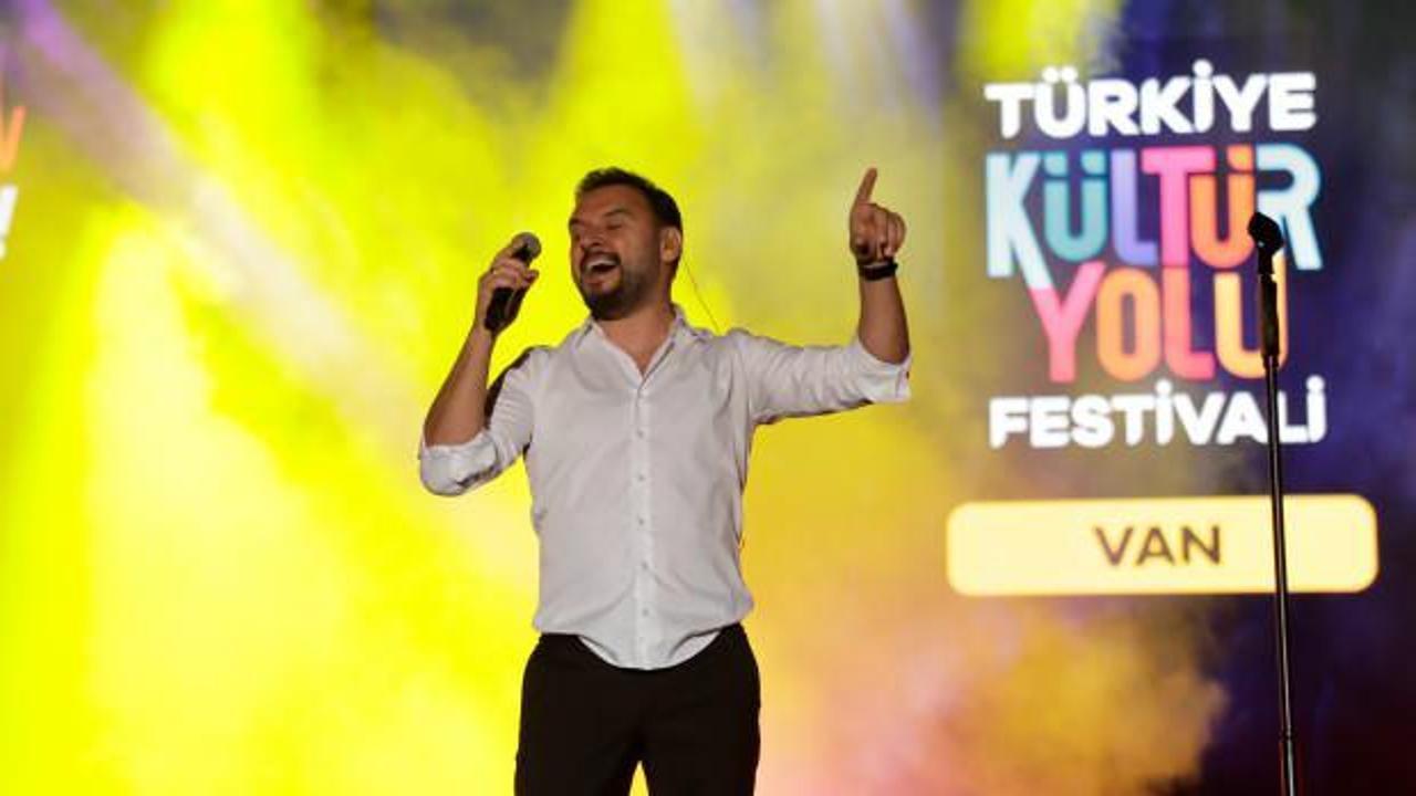 Şarkıcı Alişan Van'da konser verdi! Binlerce kişi halay çekti