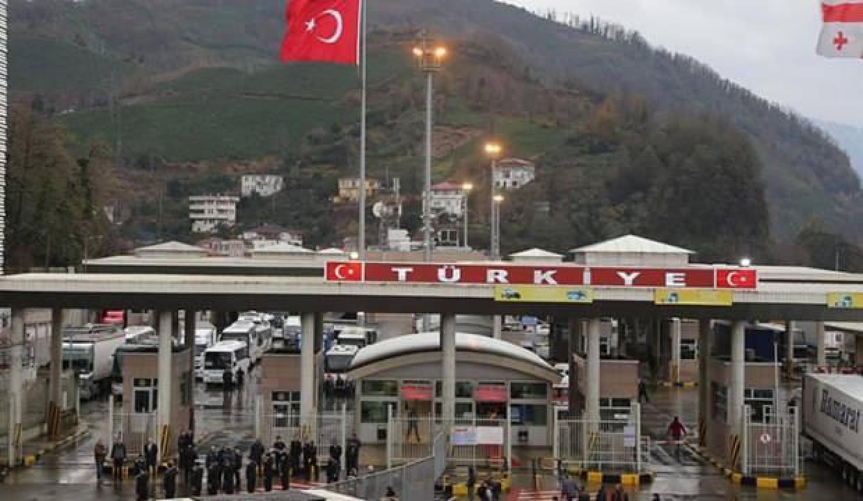 Sarp Sınır Kapısı'nda büyük yoğunluk