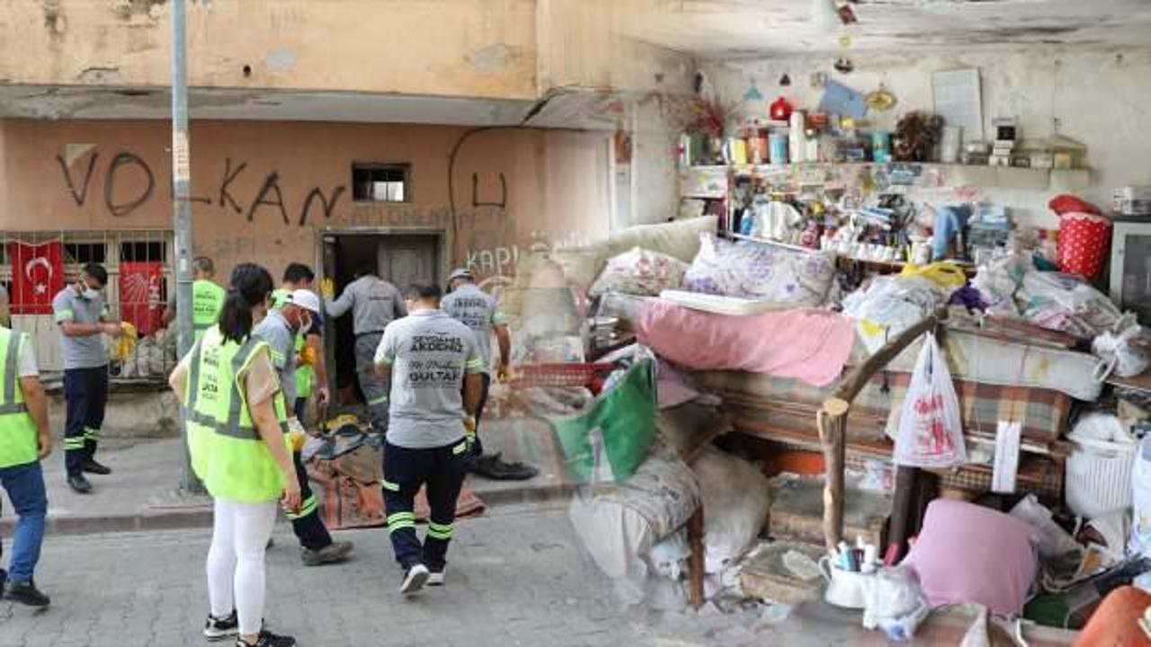 Şaşkına çeviren olay! Komşular ihbar etmişti: Evden 10 ton çöp çıkarıldı