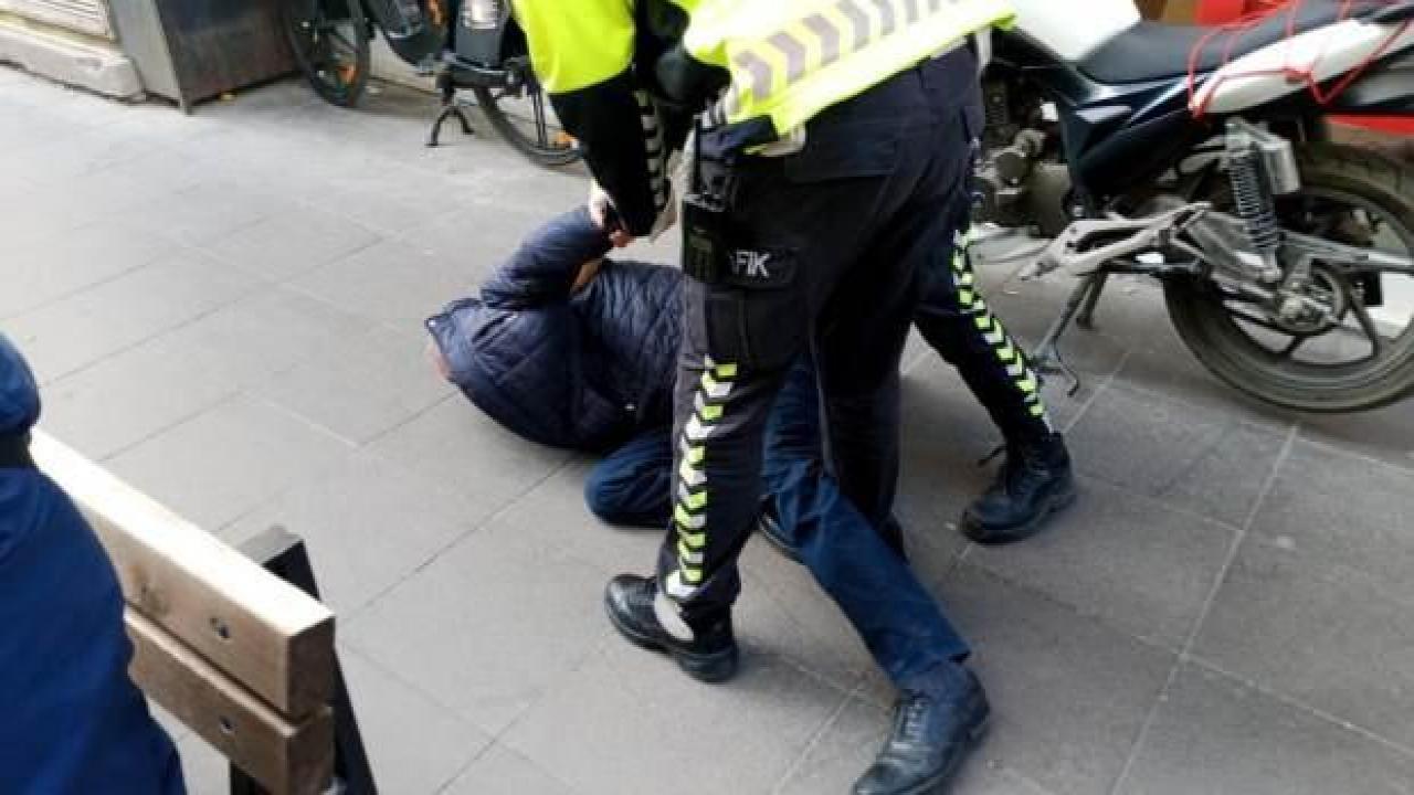 Seçim aracına saldıran şahsa polis müdahale etti