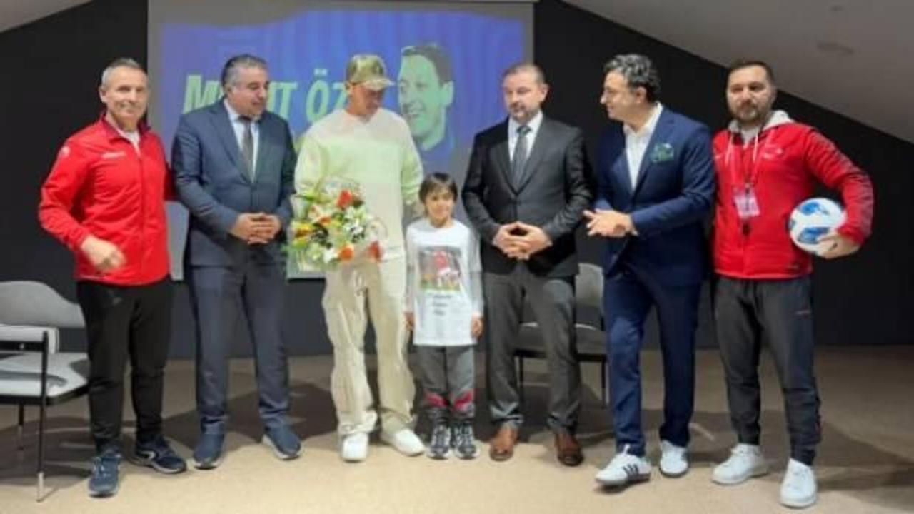 Seçim vaadi olan Mesut Özil'i okula getirdi