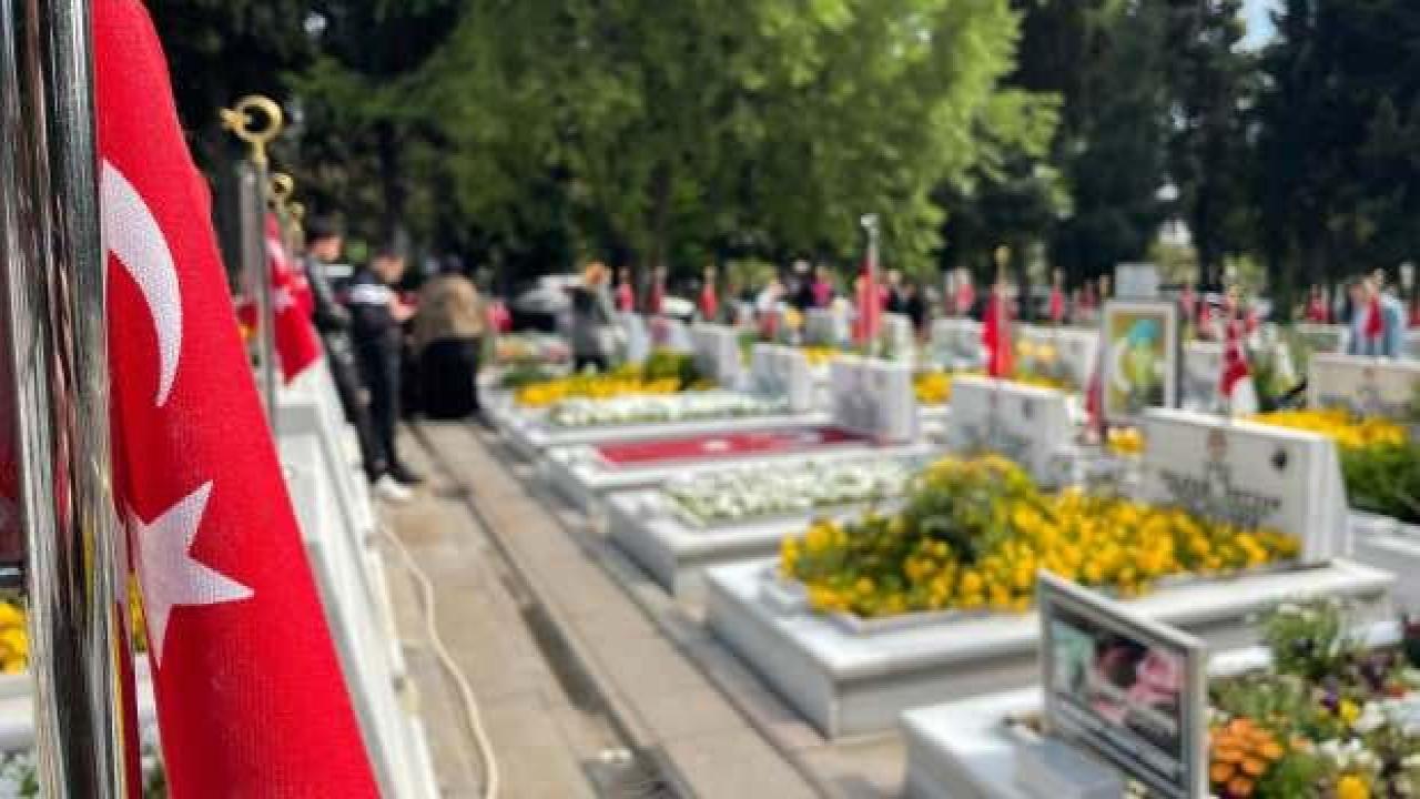Şehit aileleri Edirnekapı Şehitliği'ne akın etti