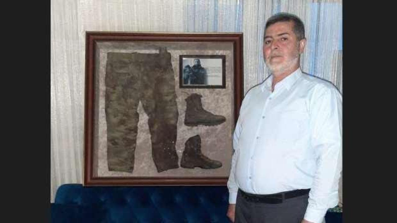 Şehit babasından seçmenlere çağrı! Oğlunun kıyafetini gösterip seslendi