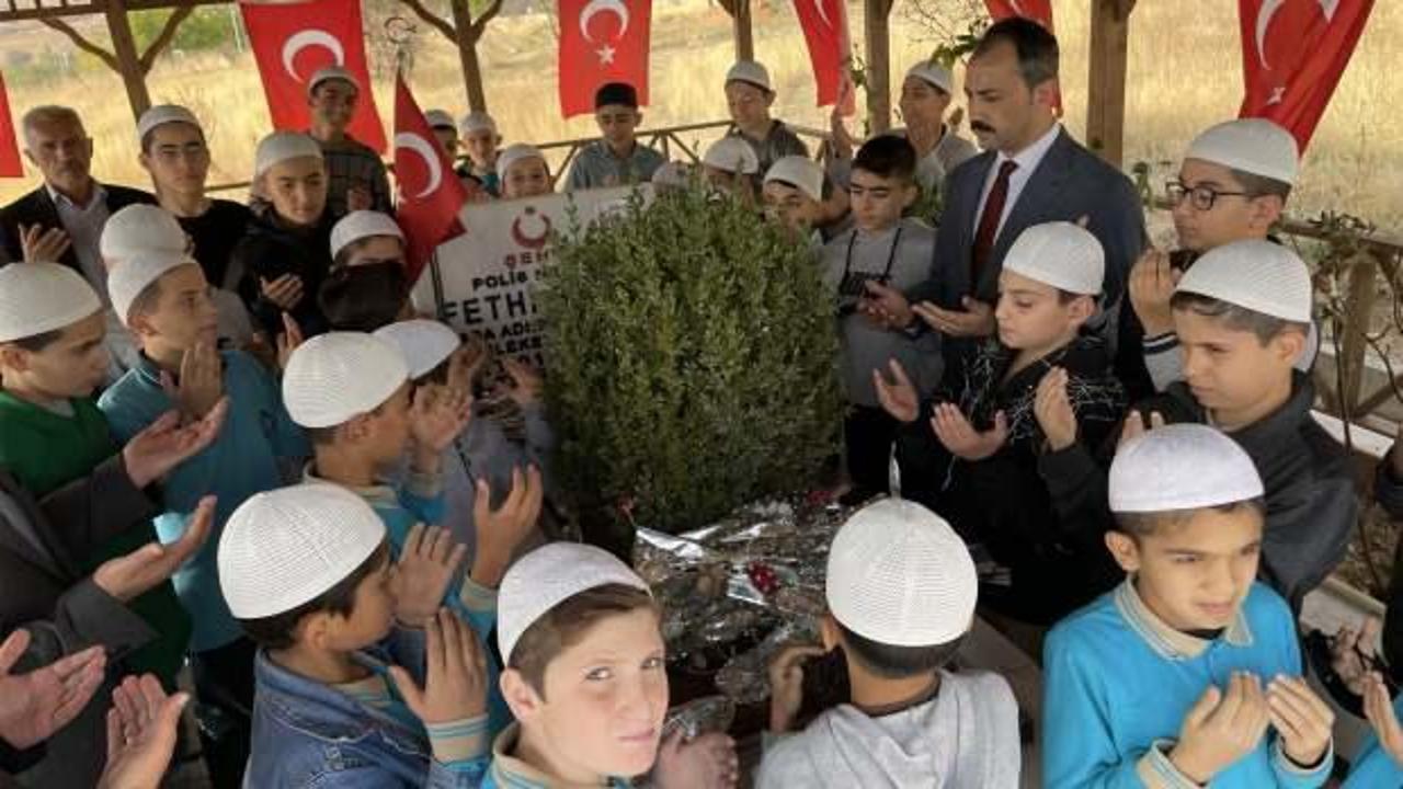 Şehit Fethi Sekin'in doğum gününde kabri başında Kur'an-ı Kerim okudular