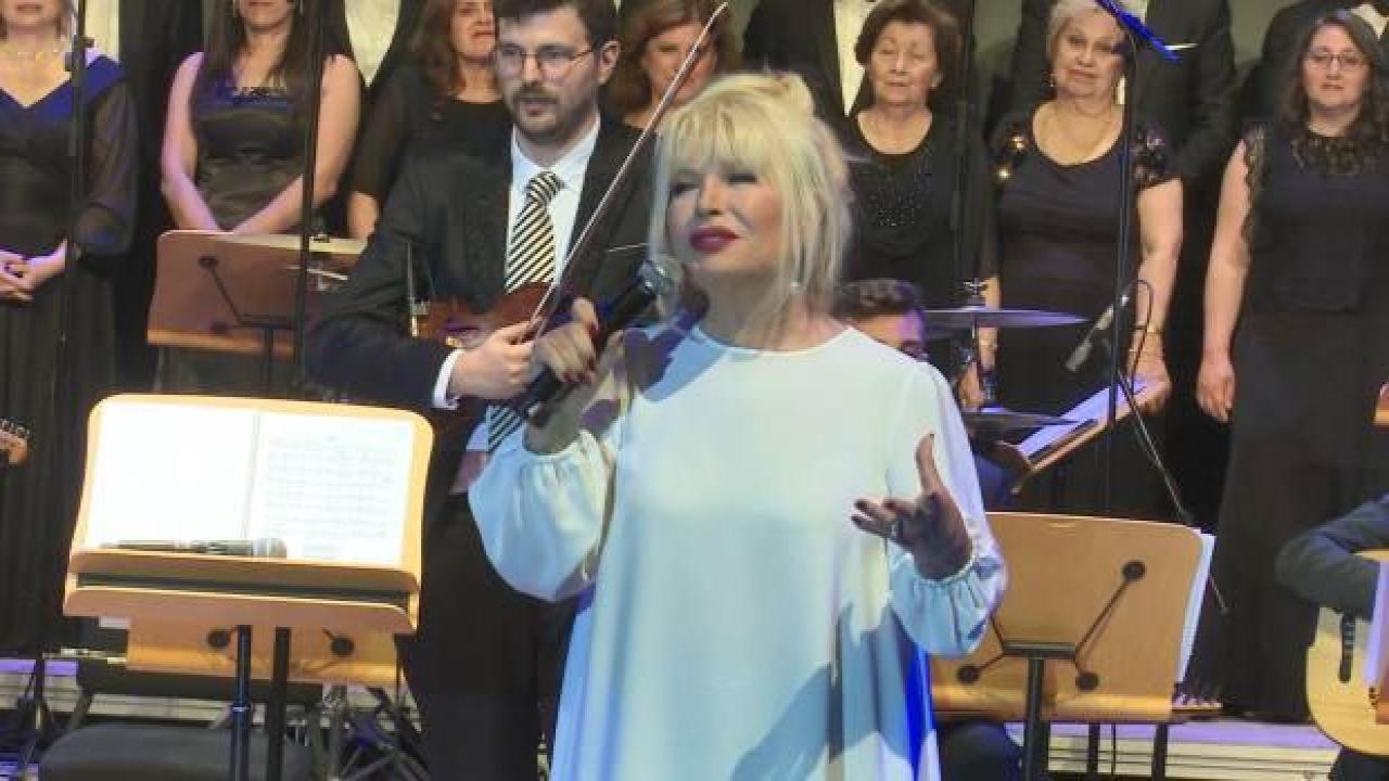 Selçuk Tekay için düzenlenen gecede Emel Sayın'ın duygusal anları