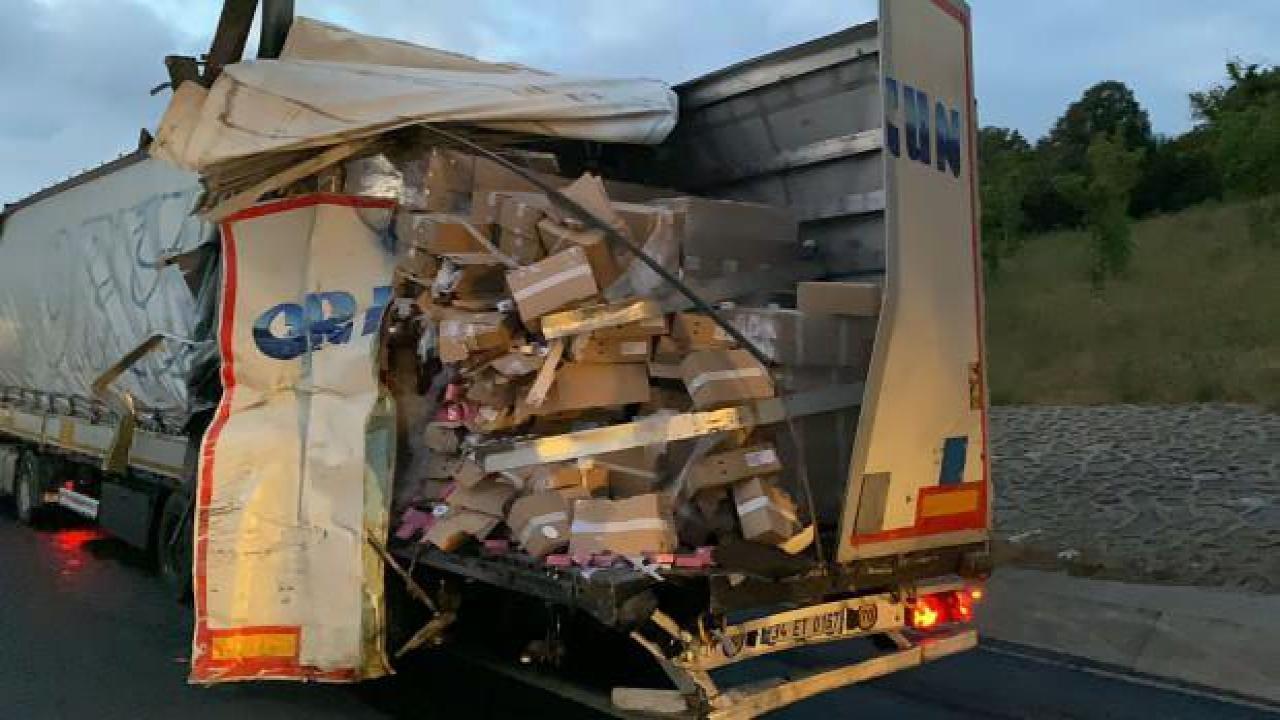 Seyir halindeki 2 TIR’ın karıştığı kazada faciadan dönüldü