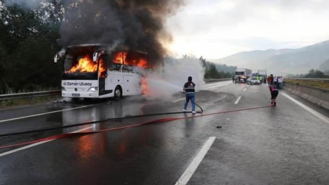 Seyir halindeki otobüs alev alev yandı
