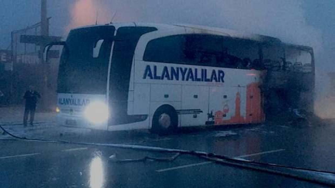 Seyir halindeyken alev alan yolcu otobüsü kullanılamaz hale geldi!
