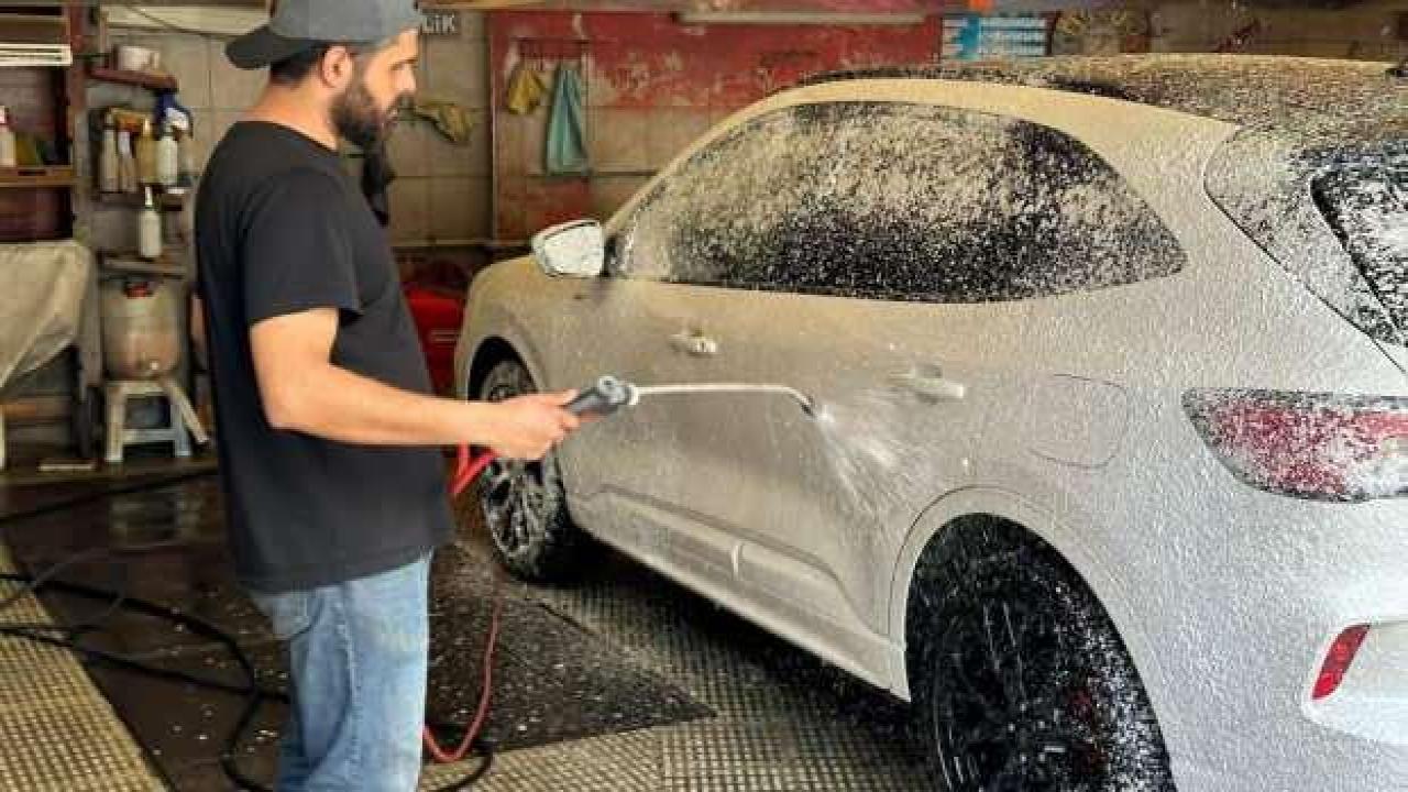 Sıcaklık arttı oto yıkamacılarda işler açıldı