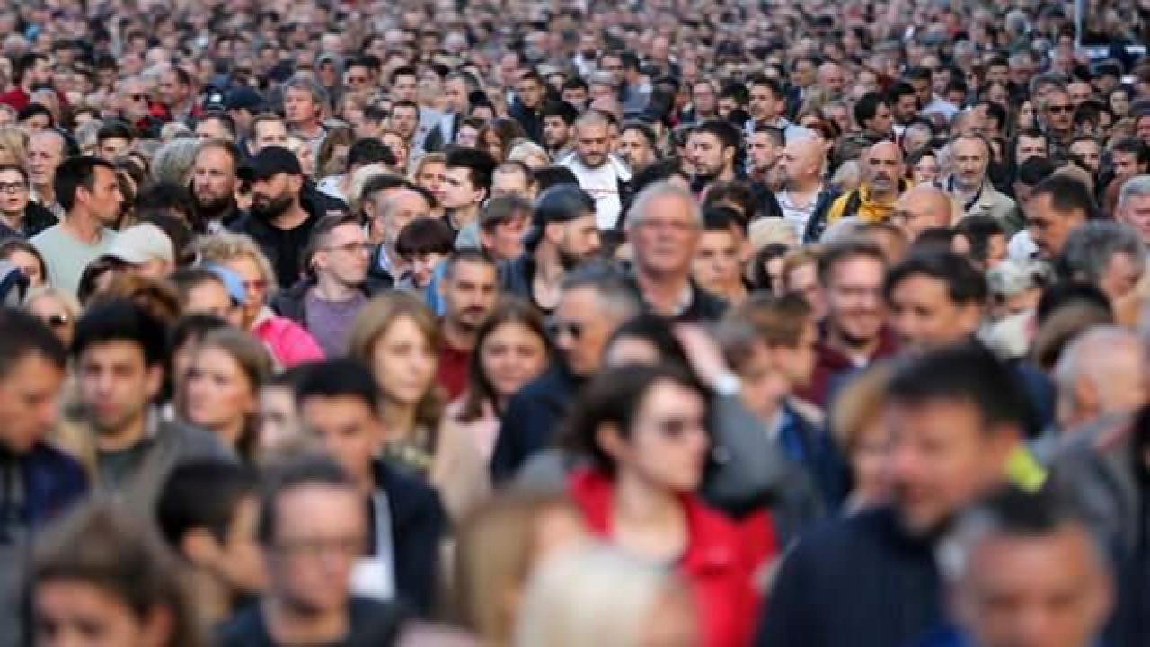 Silahlı saldırıların ardından halk sokağa indi