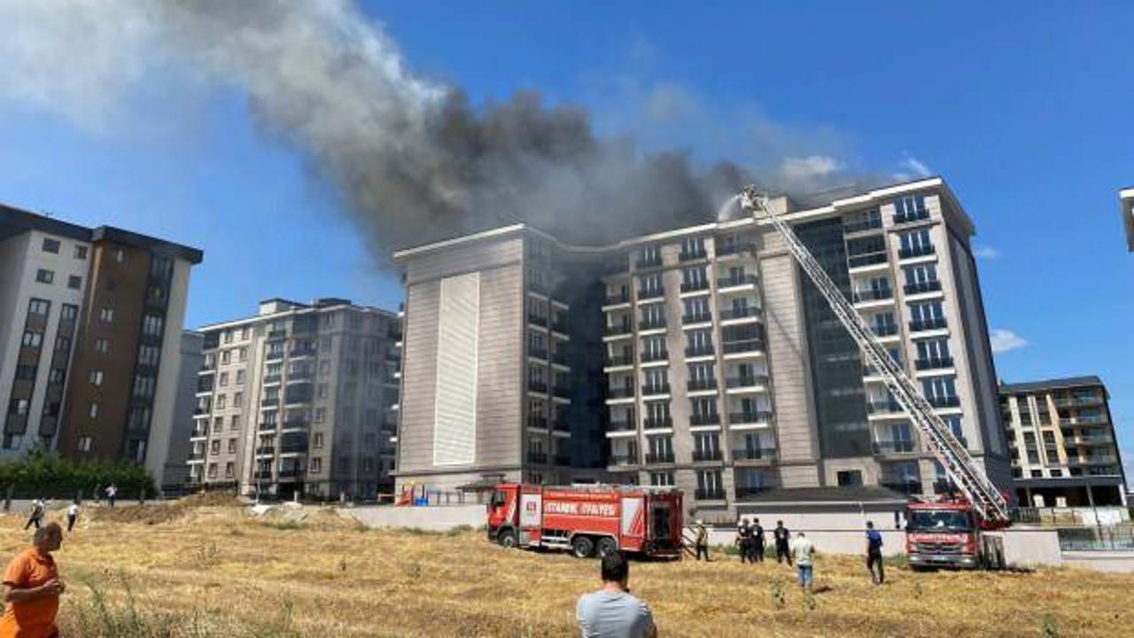 Silivri'de 7 katlı binanın çatısında yangın