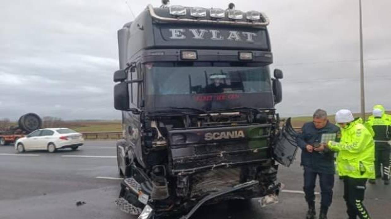 Silivri'de TIR 2 otomobile çarptı: 3'ü çocuk 7 yaralı