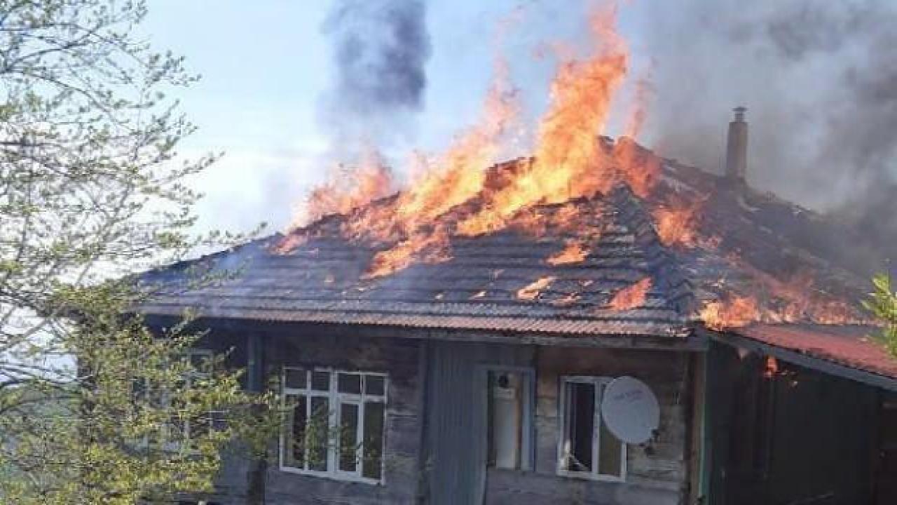 Sinop'ta 2 katlı ahşap ev yandı