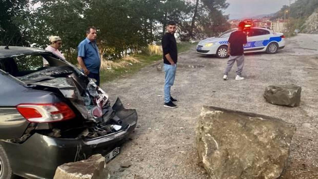 Sinop'ta faciadan dönüldü! Yamaçtan kopan kaya otomobili ezdi