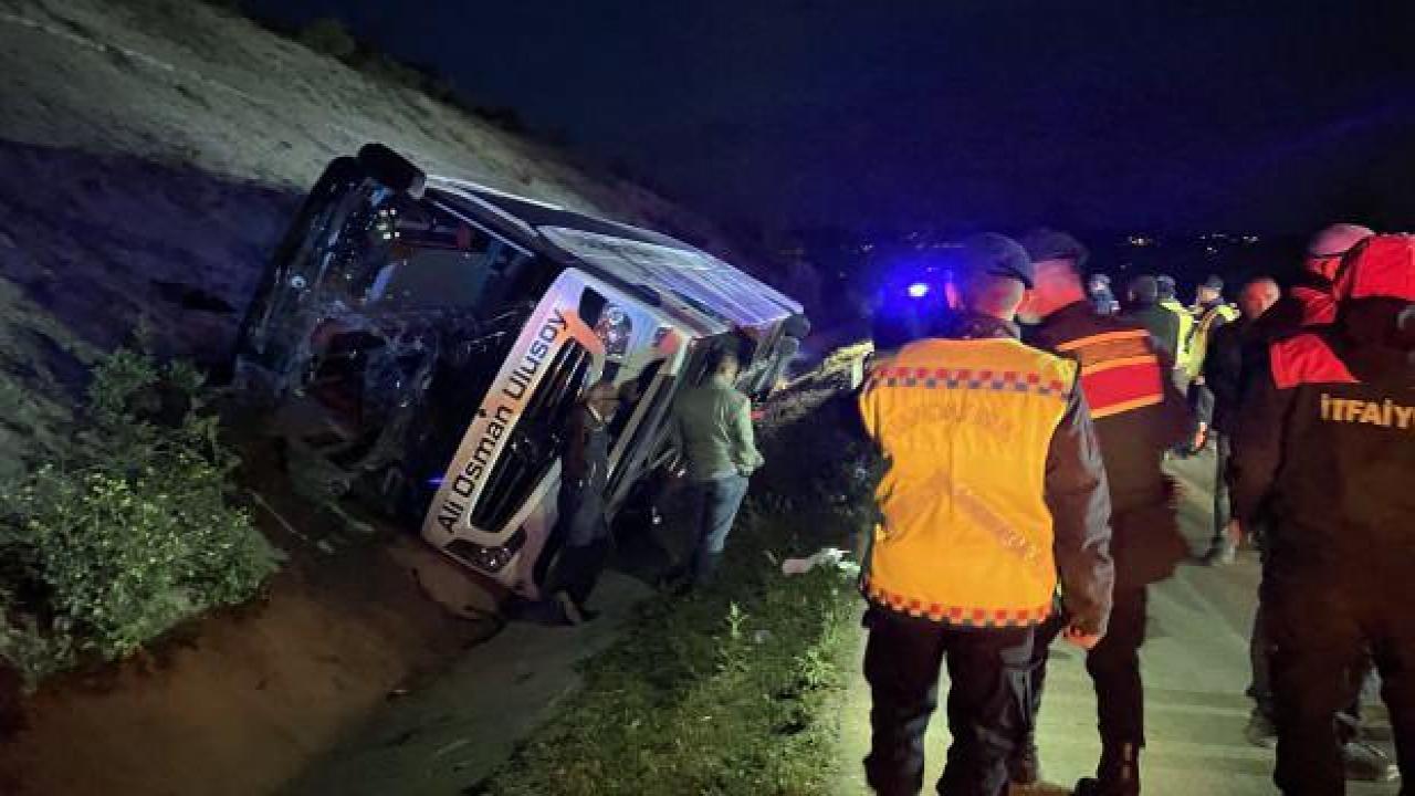 Sinop’ta yolcu otobüsü su kanalına devrildi: Çok sayıda yaralı