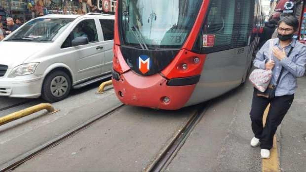 Sirkeci'de tramvay raydan çıktı