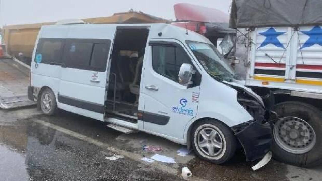 Sis zincirleme kazaya neden oldu: 20 yaralı