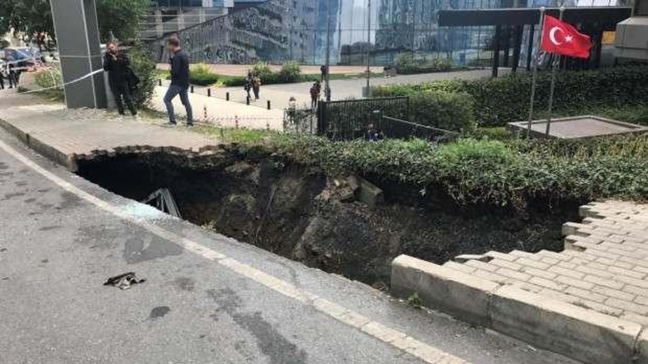 Şişli'de karakomik olay! Çöken kaldırımın içine kadın düştü