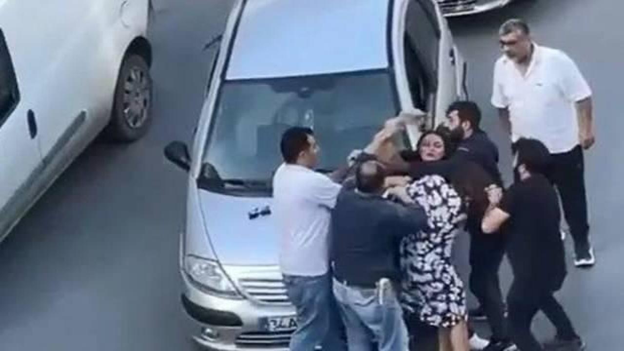 Şişli'de saç saça baş başa yol verme kavgası!