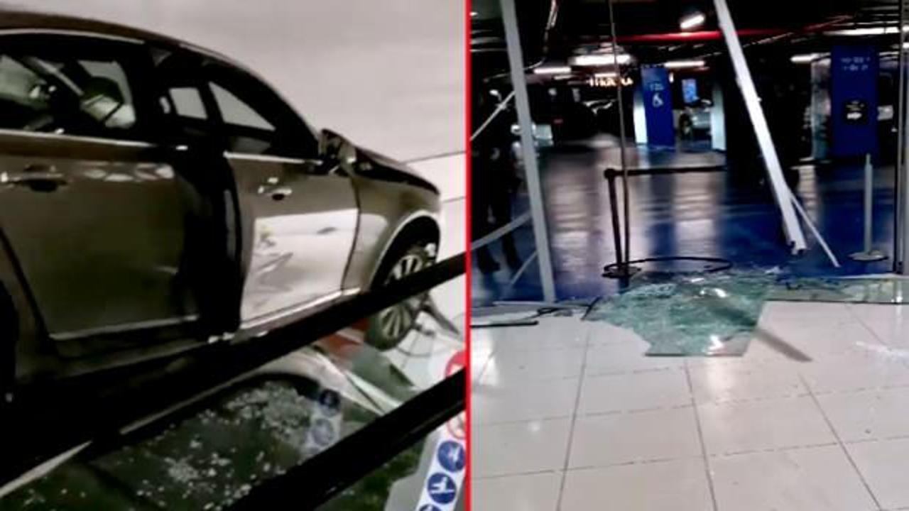Şişli'de şaşkına çeviren olay! AVM'nin yürüyen merdivenine otomobil  saplandı