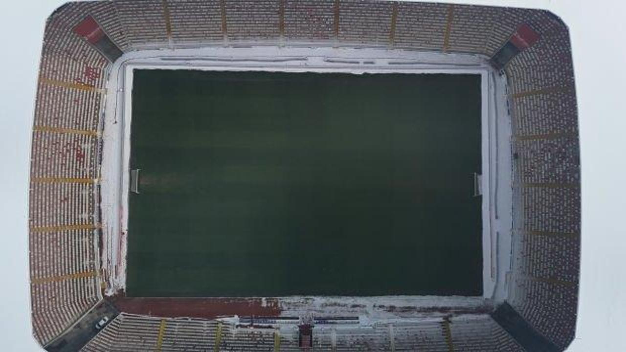 Sivas'ta 4 Eylül Stadı, Galatasaray maçına hazır! Alttan ısıtmayla karlardan arındırıldı