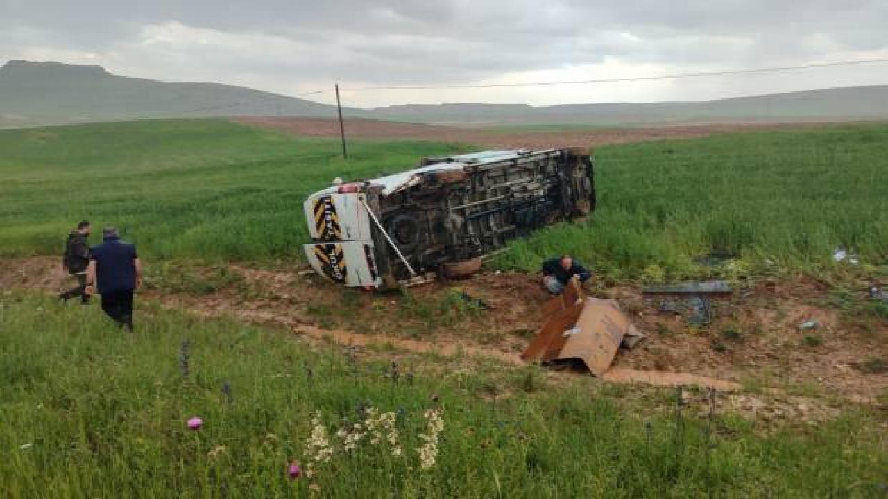 Sivas'ta feci kaza! Minibüs tarlaya uçtu: 13 yaralı