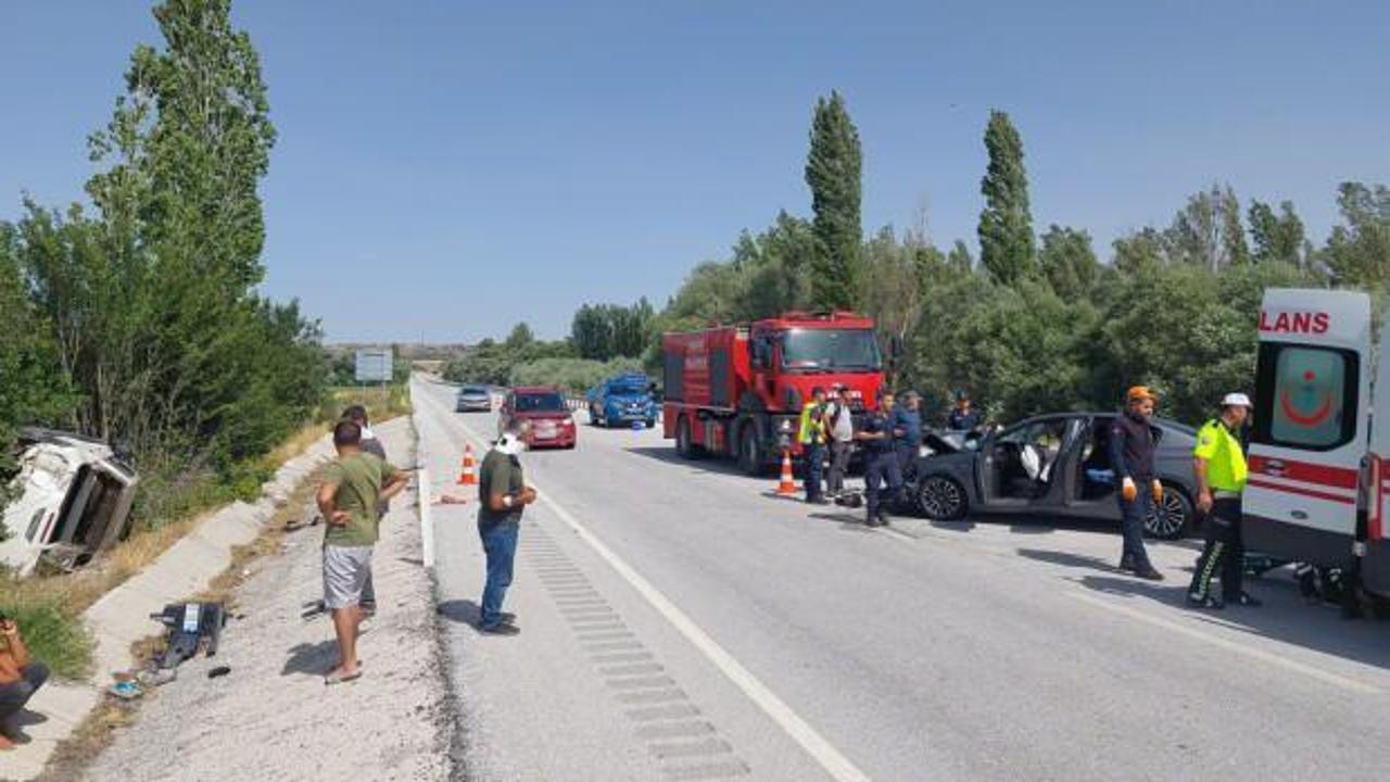 Sivas'ta kamyonetle otomobil çarpıştı: 1 ölü, 5 yaralı