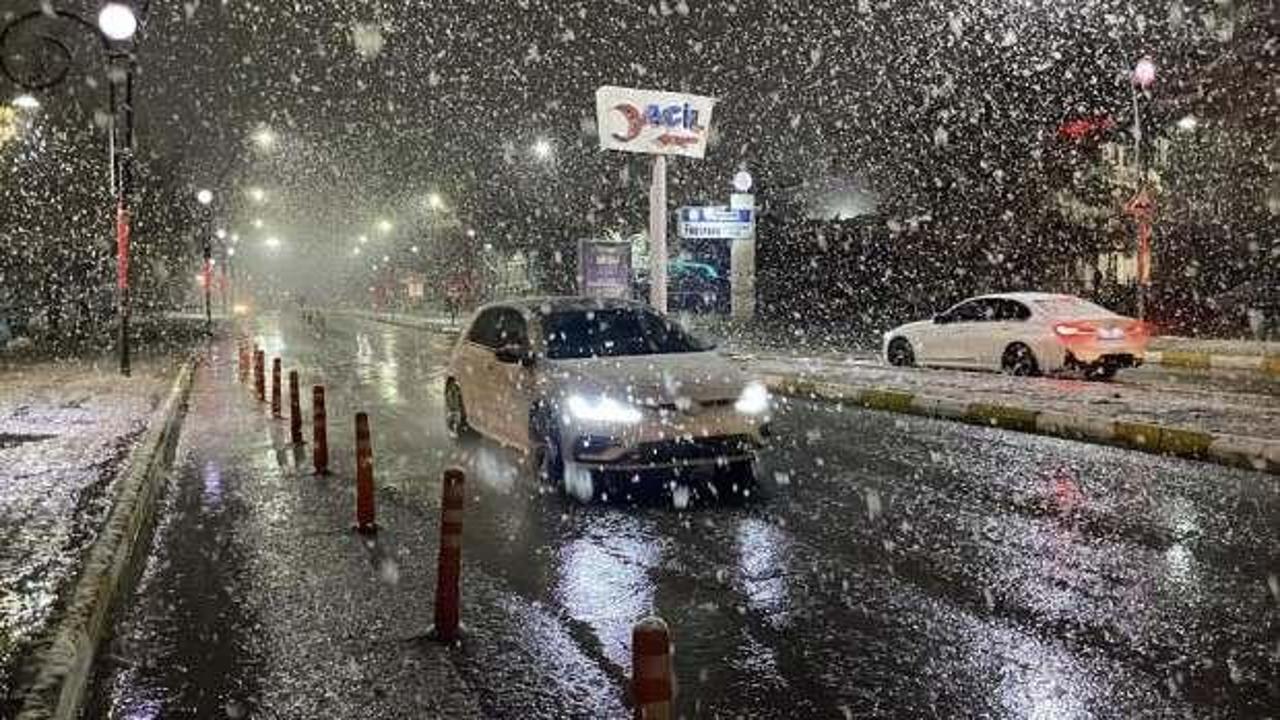 Sivas'ta nisan karı: Kent merkezi beyaza büründü!