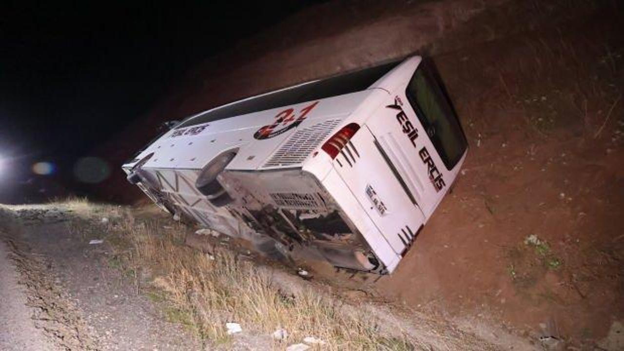 Sivas'ta otobüs devrildi: 24 yaralı