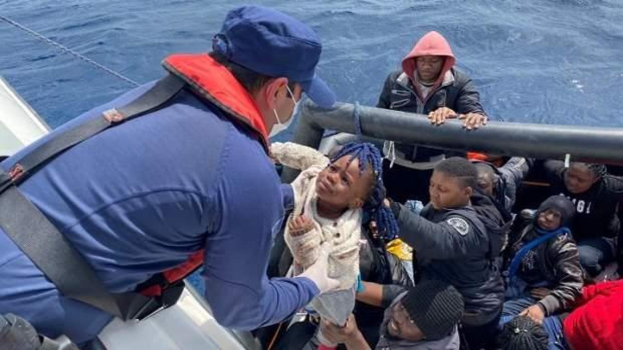 Siyahi kız çocuğu kendisini kurtaran Sahil Güvenlik personeline öyle bir baktı ki...